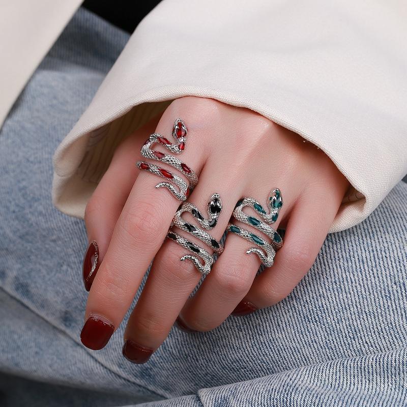 The Coolest Serpent: Irregular Drip Resin Snake Ring for a Bold Look